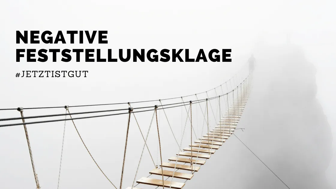 Grafik: Hängebrücke im Nebel, Titel „Negative Feststellungsklage“